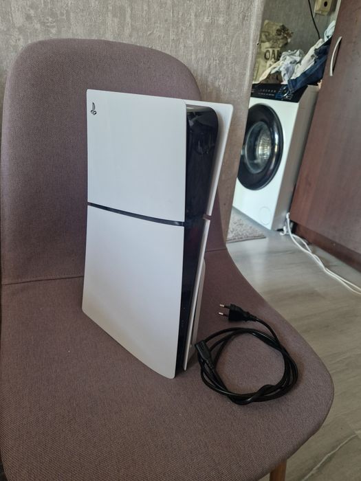 PS5 slim с диск гейминг сет, джойстици и слушалки.