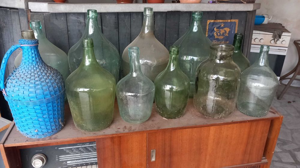 Стари дамаджани от дебело здраво стъкло