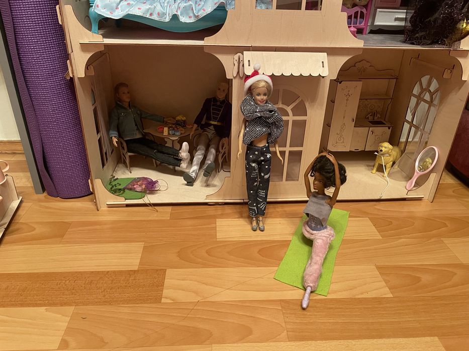 Деревянный домик для кукол