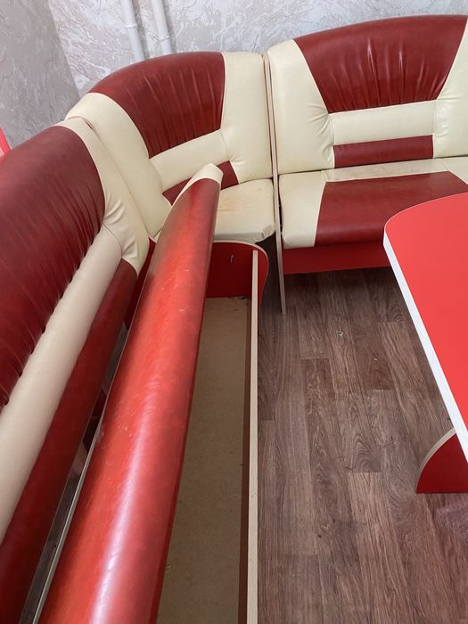 Продается уголок в кухню