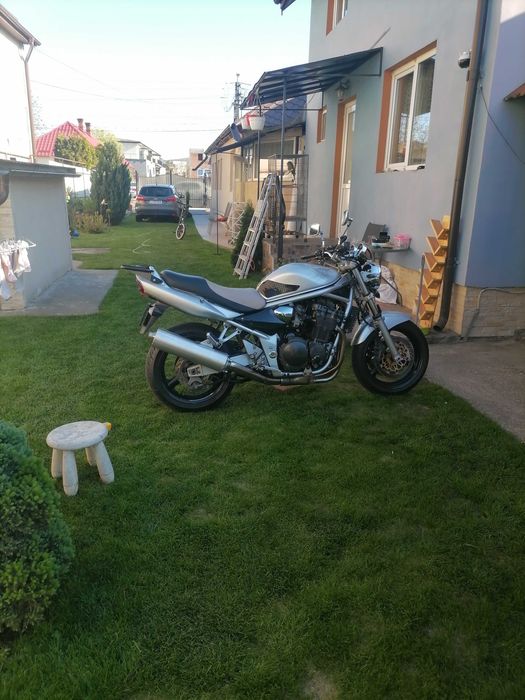 Se vinde suzuki bandit gsf 1200 2004 stare foarte bună lalt trazmisie și pinioane noi plăcute noi gume din primăvară funcționează perfect