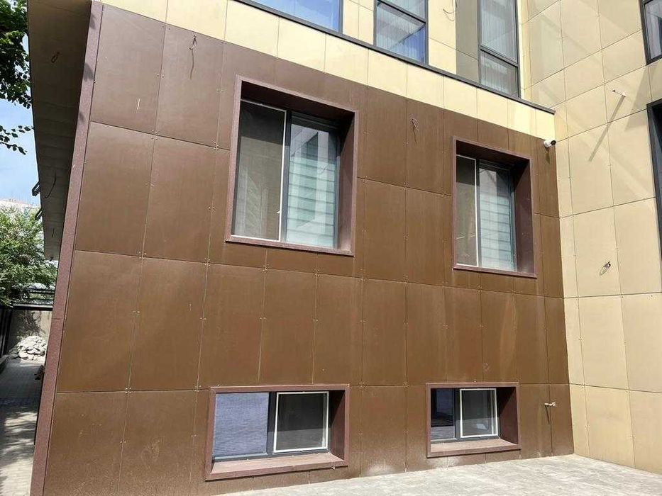 Моем фасады, витрины, окна