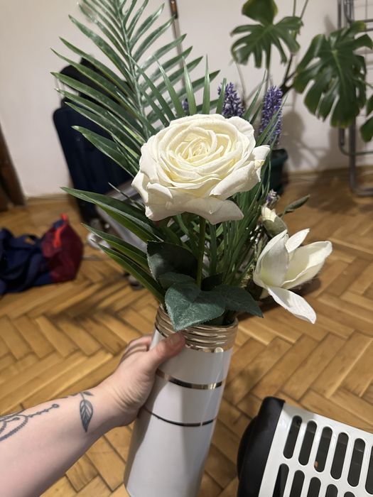 Ваза с изкуствени цветя