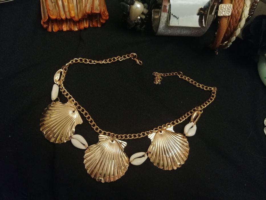 Дамски гривни по 5 лв за 1 брой, колиета по 7 лв за 1 брой