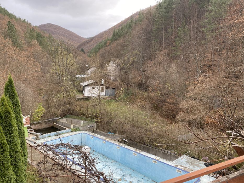 Къща на четири нива с изграден басейн област София