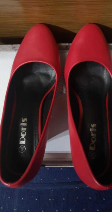 обувки за всяка дама , носеща размер 40