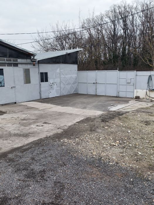 Închiriez garaj in curte