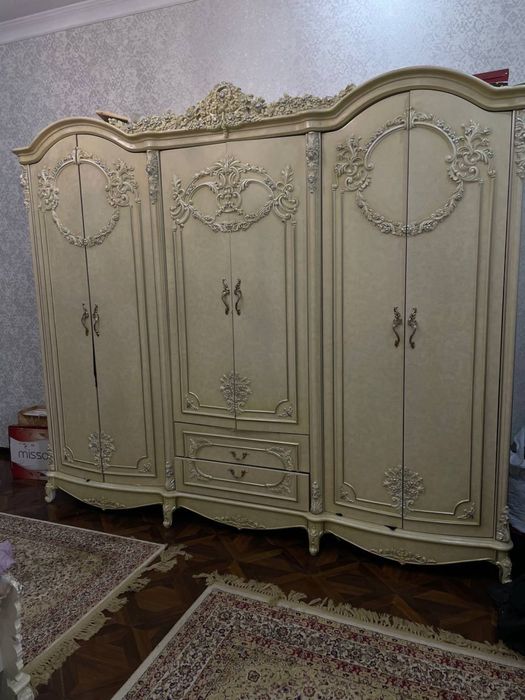 деревянный комод