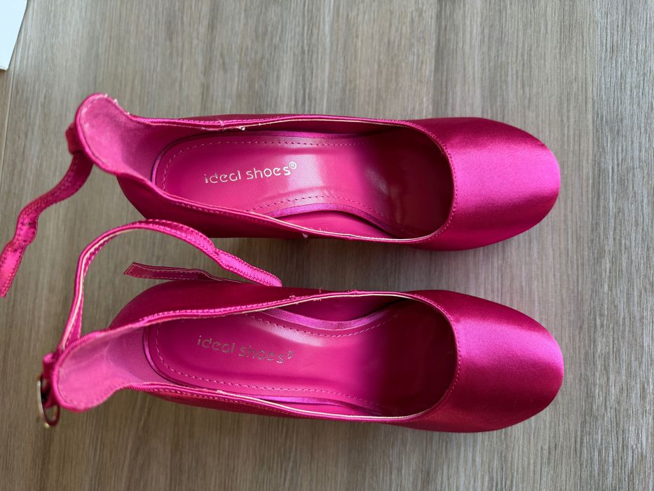 Розови сандали нови