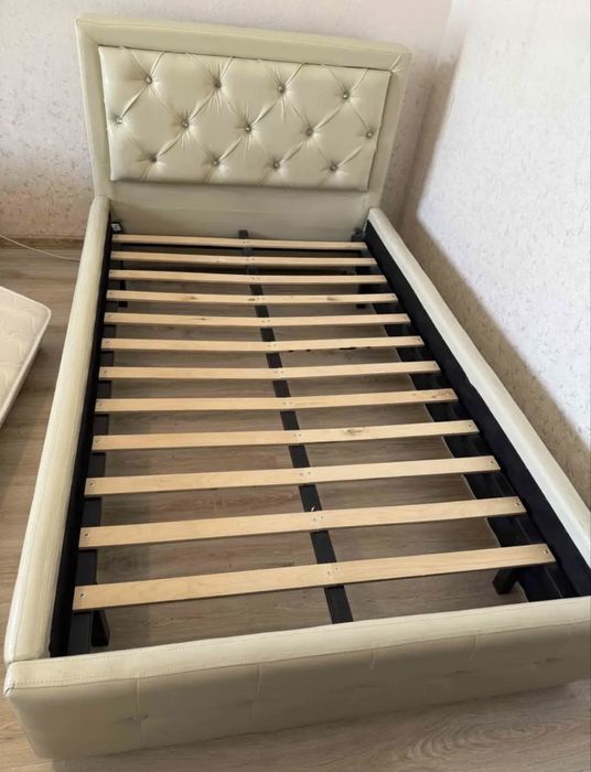 Кровать вместе с матрасом!!