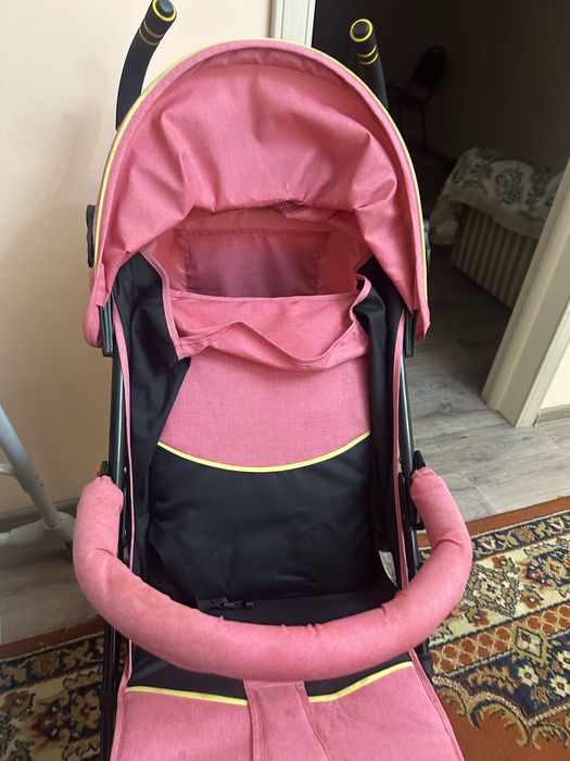 Детская коляска и столик для кормления