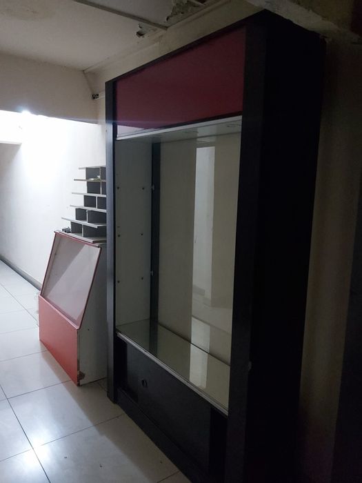 Витрины стеклянные с подсветкой