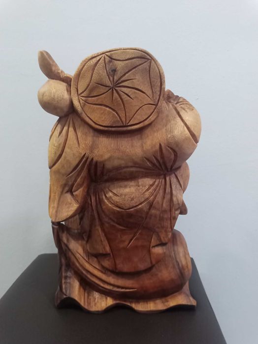 Голяма скулптора от дърво Буда