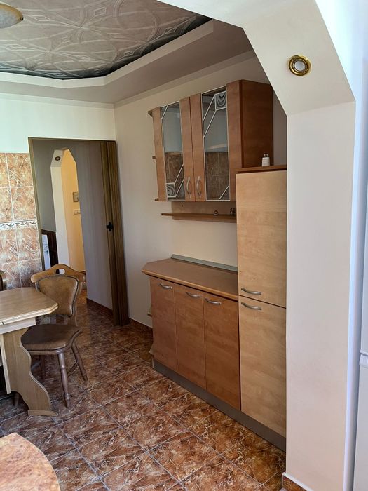 Închiriez apartament cu 2 camere