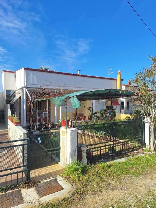 Продава къща с площ 60 м2 с двор 150 м2 в Паралия Врасна, Гърция