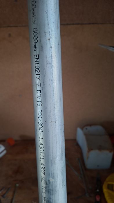 Țevi inox diferite grosimi și lungimi.