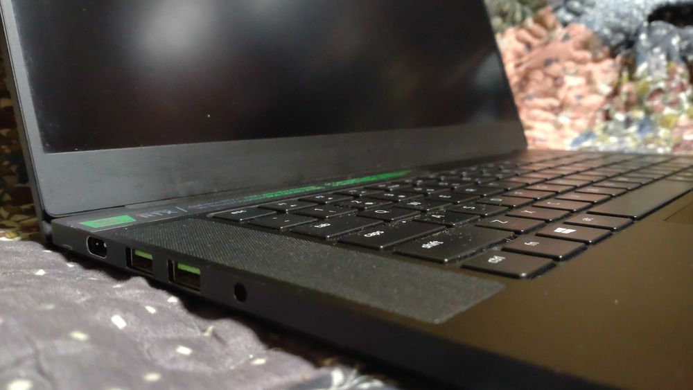 Razer Blade 15 - i7 9750H | RTX 2080 Max Q 8GB vRAM | 32GB DDR4 | 512GB SSD | 240HZ FHD 15.6"