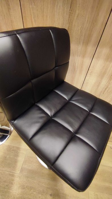 Vand 2 scaune de bar rotative, reglabile pe inaltime