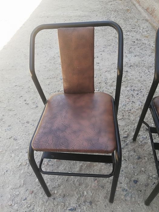 Продам стулья 2шт. Очень качественные, устойчивые.