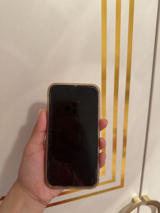 Айфон 11  белый цвет б/у