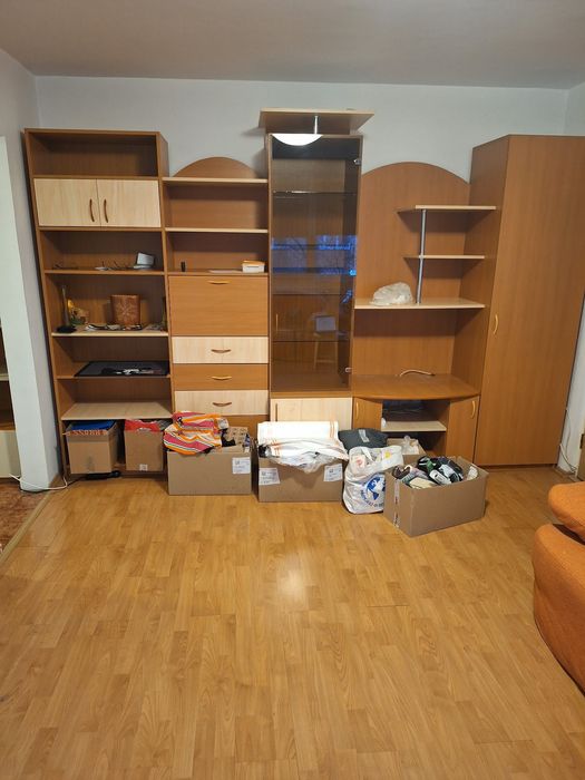 Donez mobilă stare bună: bibliotecă sufragerie, mobilă hol, debara.