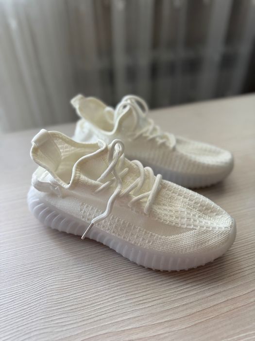 Женские кроссовки