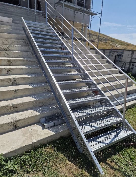 Scari metalice zincate
