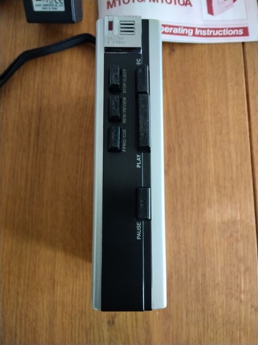 Продавам малък винтидж преносим японски касетофон Sanyo M1010