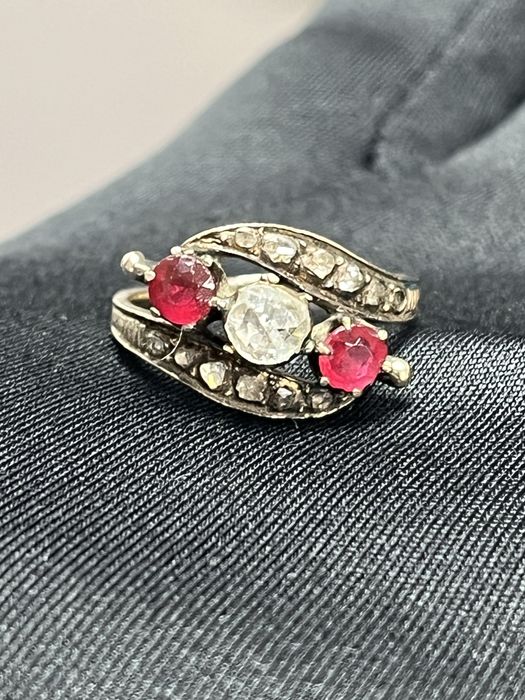 Античен златен пръстен „Трилогия“ с диаманти и рубини (19-ти век)