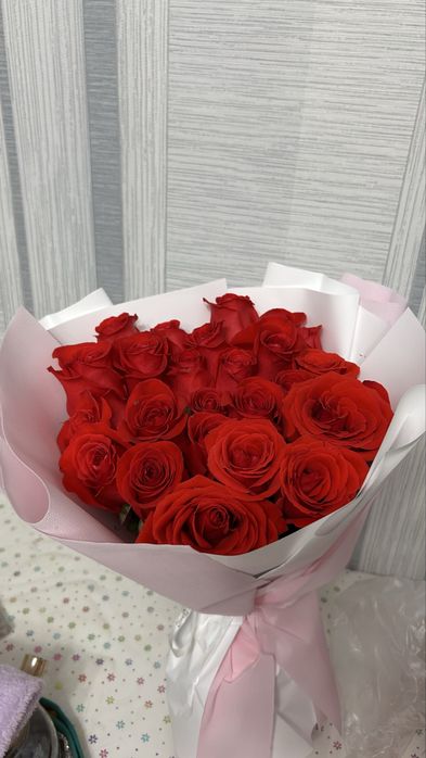 Цветы красные розы 25 шт
