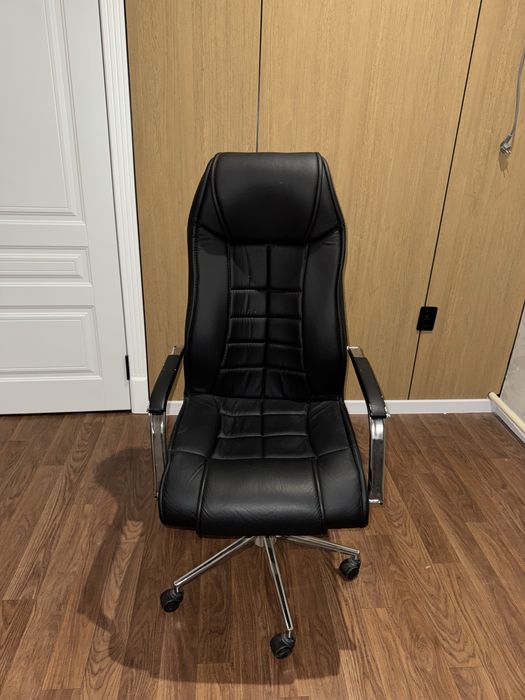 Кожаный кресло….