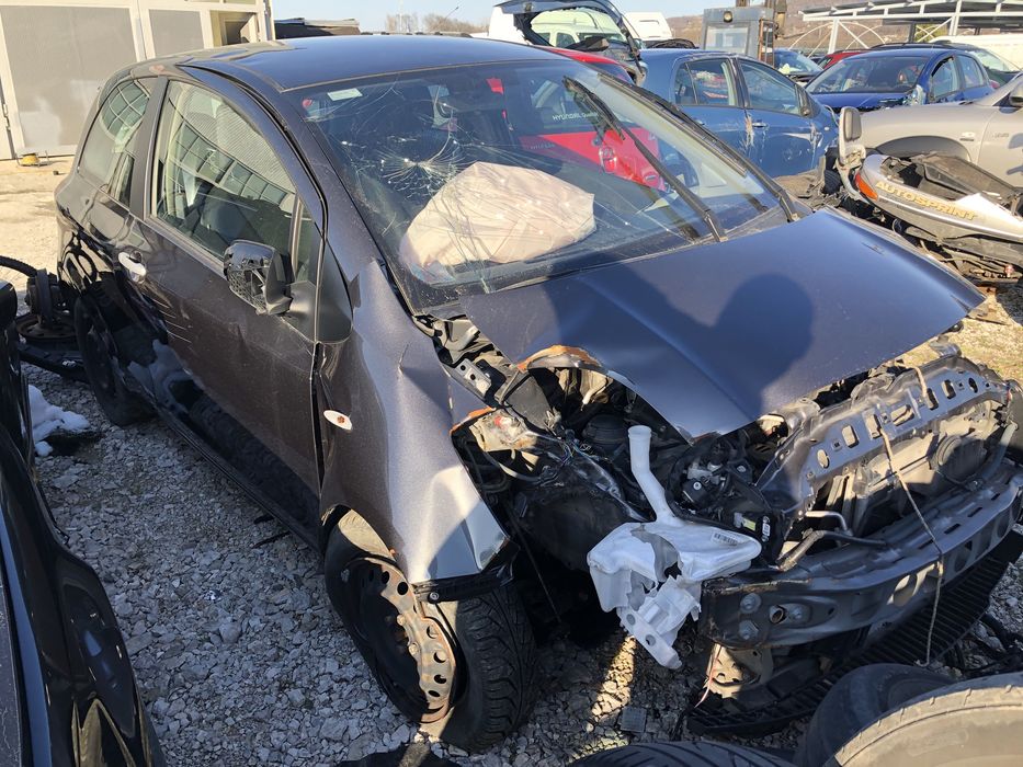 Toyota Yaris бензин 2011 г