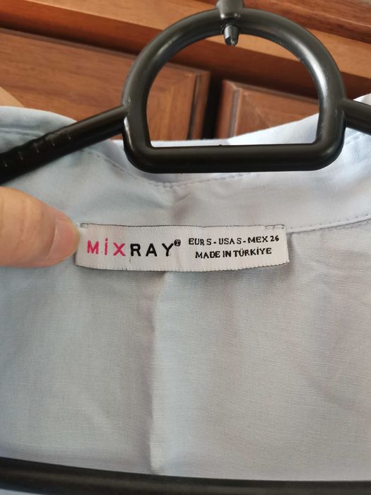 Вталена риза в бледосин цвят