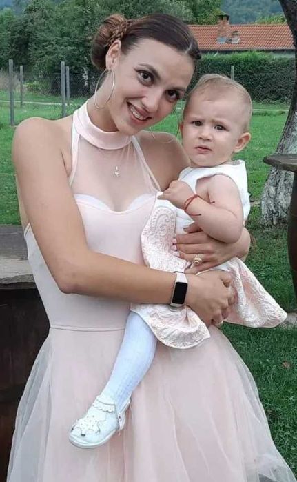 Рокля на loretti носена е въднъж за 2 часа.