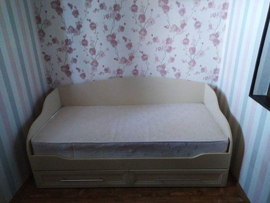 Продам детскую кровать в отличном состояние