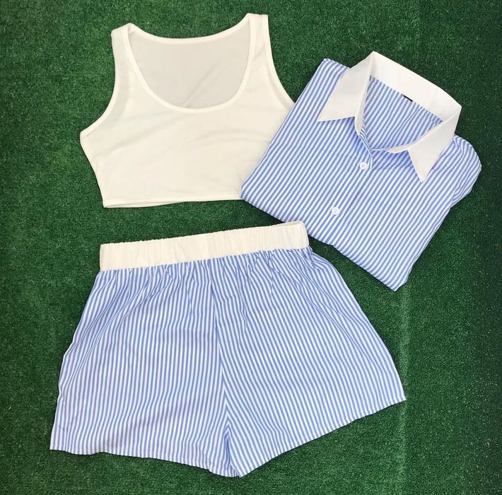 Дамски комплект от три части в сини и бели райета