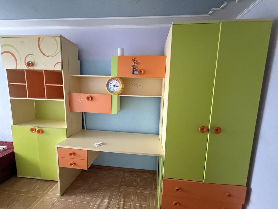 Детский шкаф с полкой