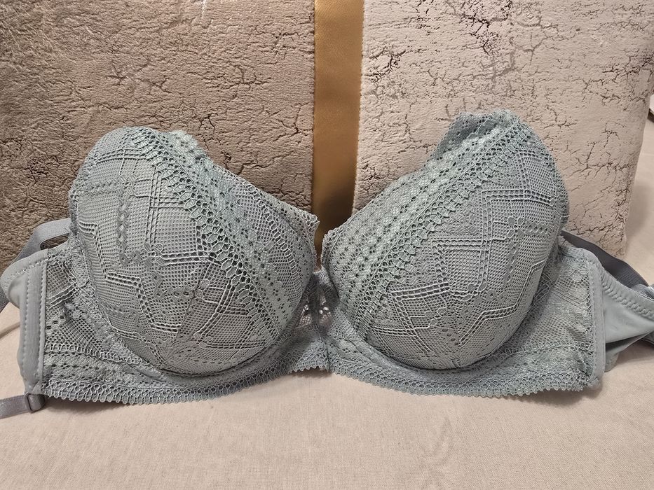 Vand sutien nou , potrivit pentru marimea m