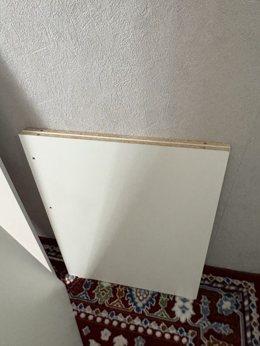 продам белый стол размером 140 × 65 см.
