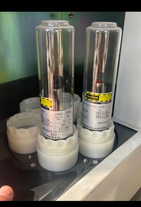 Атомный спектромерт вместе с семплером