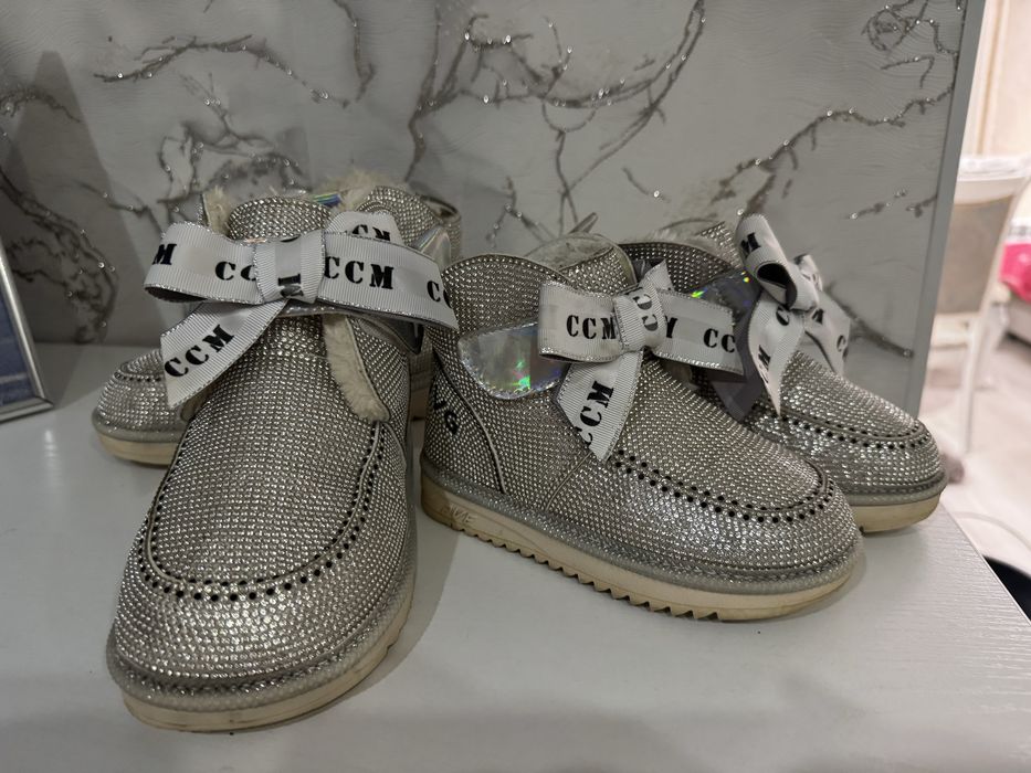 Уги в стразах зима