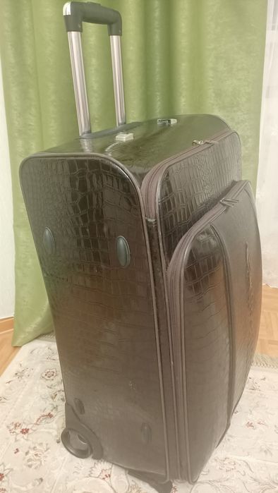 Чемодан дорожный