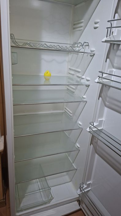 Vând mobilier( diferite dimensiuni)frigider si covor