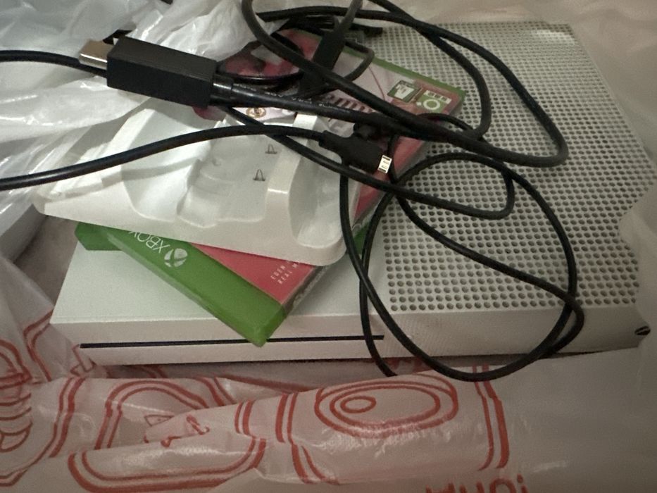 Продам  X-box 512gb 2 джостика игры