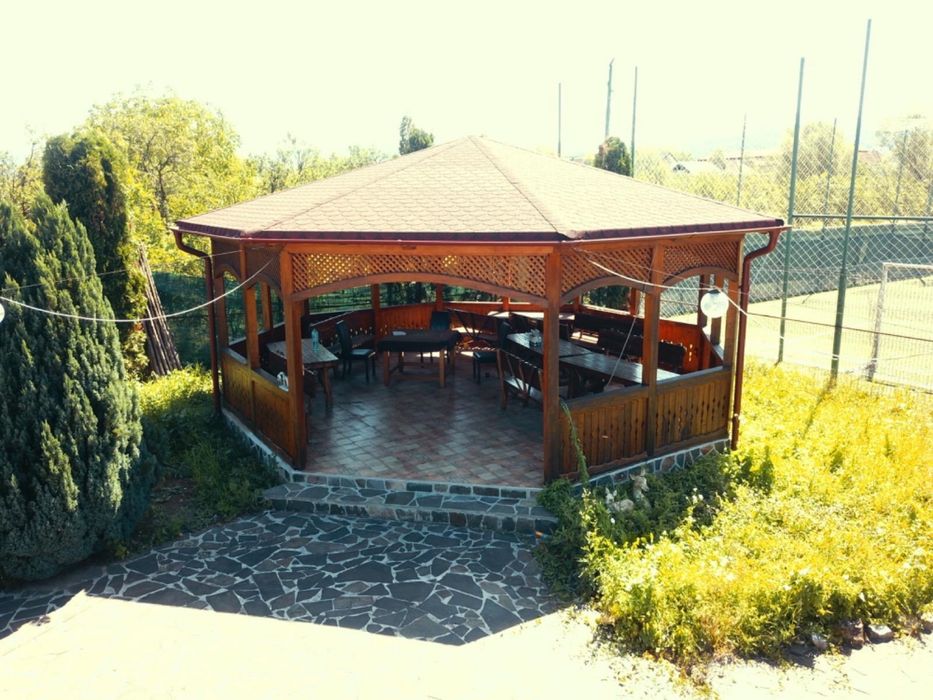 Teren de vânzare cu hale, teren de fotbal și clădire de restaurant