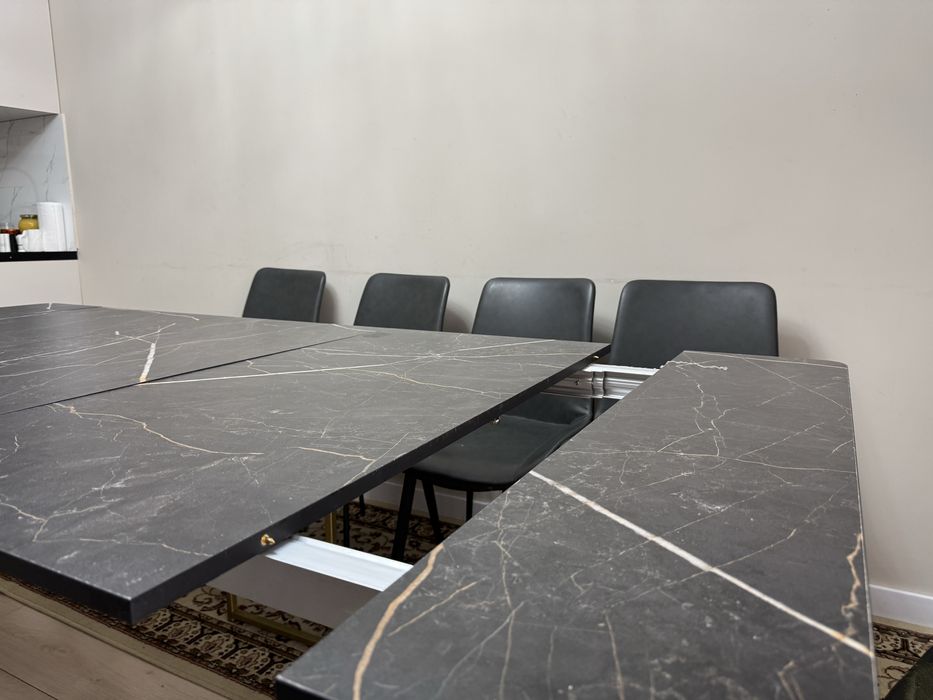 Стол и стулья в гостинную.