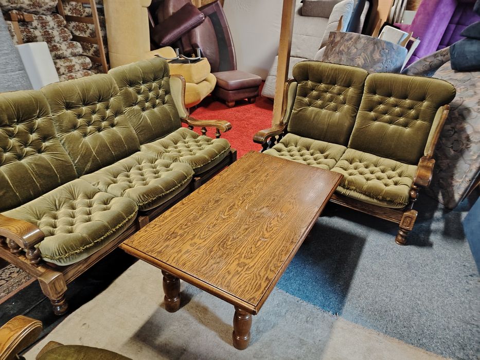 Set canapele cu două fotolii și masă