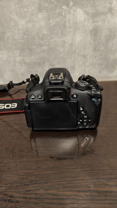 Продам камеру Canon EOS700D