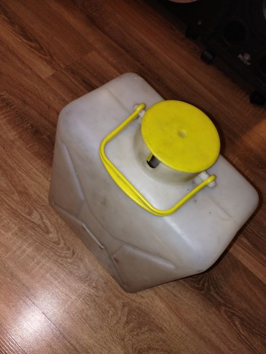 Recipient apă curată ruloută.