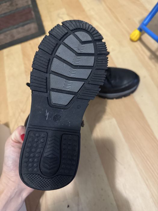 Продам осеннюю обувь для мальчика.